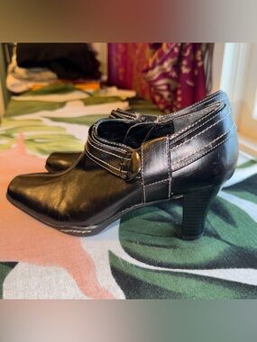AEROSOLES “Fascination” Black Heeled Ankle Bootie w/ Buckle, size 8